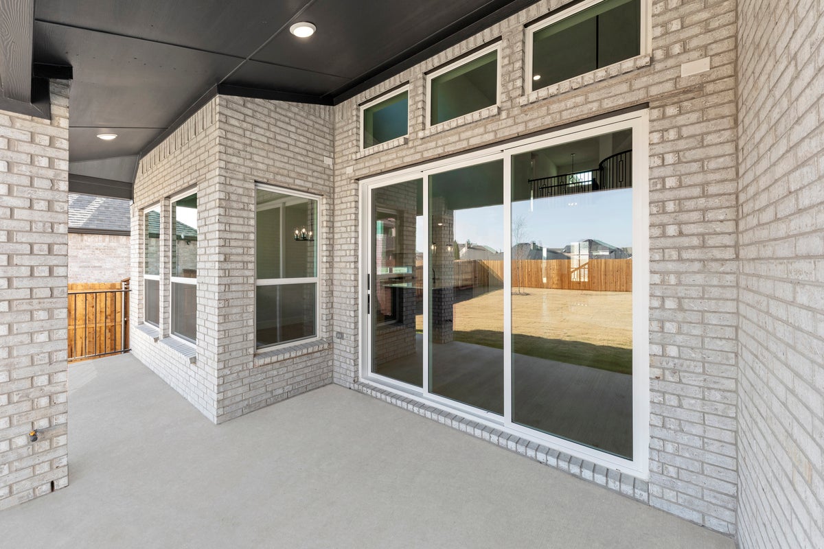 Valencia on The Lake - Photo 04